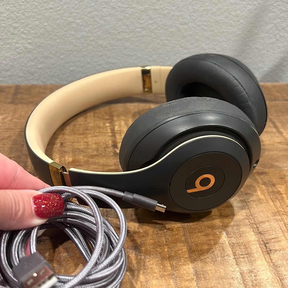 Beats by Dre studio 3 WITH CHARGER